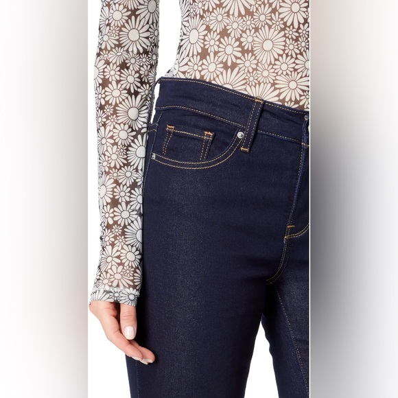 314 Shaping Slimming Straight Leg
Mid Rise Jeans - Picture 3 of 11